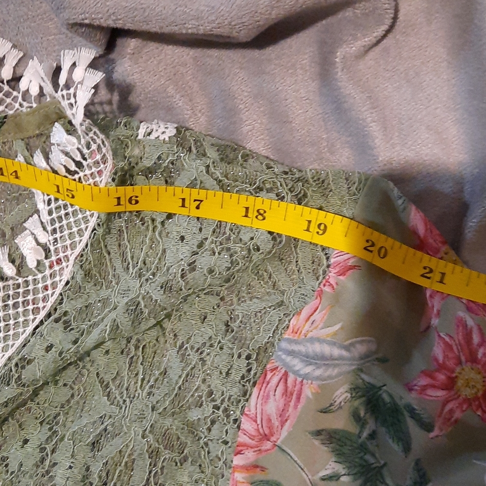 Last one Women's Goddess floral and lace kimono - Picture 14 of 16